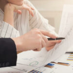 Férfi és nő irodában kalkulációt készít