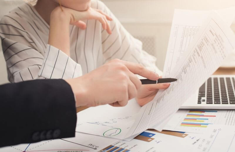 Férfi és nő irodában kalkulációt készít